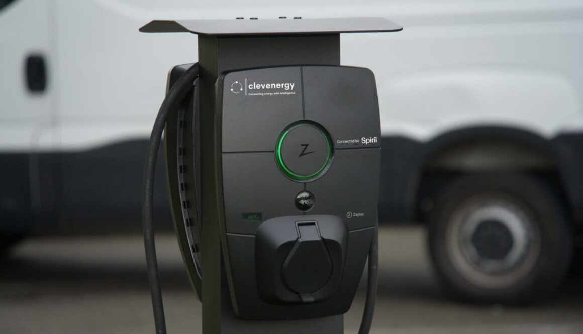 Colonnina di ricarica elettrica Clevenergy connessa alla piattaforma digitale Spirii.