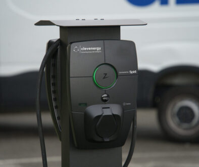Colonnina di ricarica elettrica Clevenergy connessa alla piattaforma digitale Spirii.
