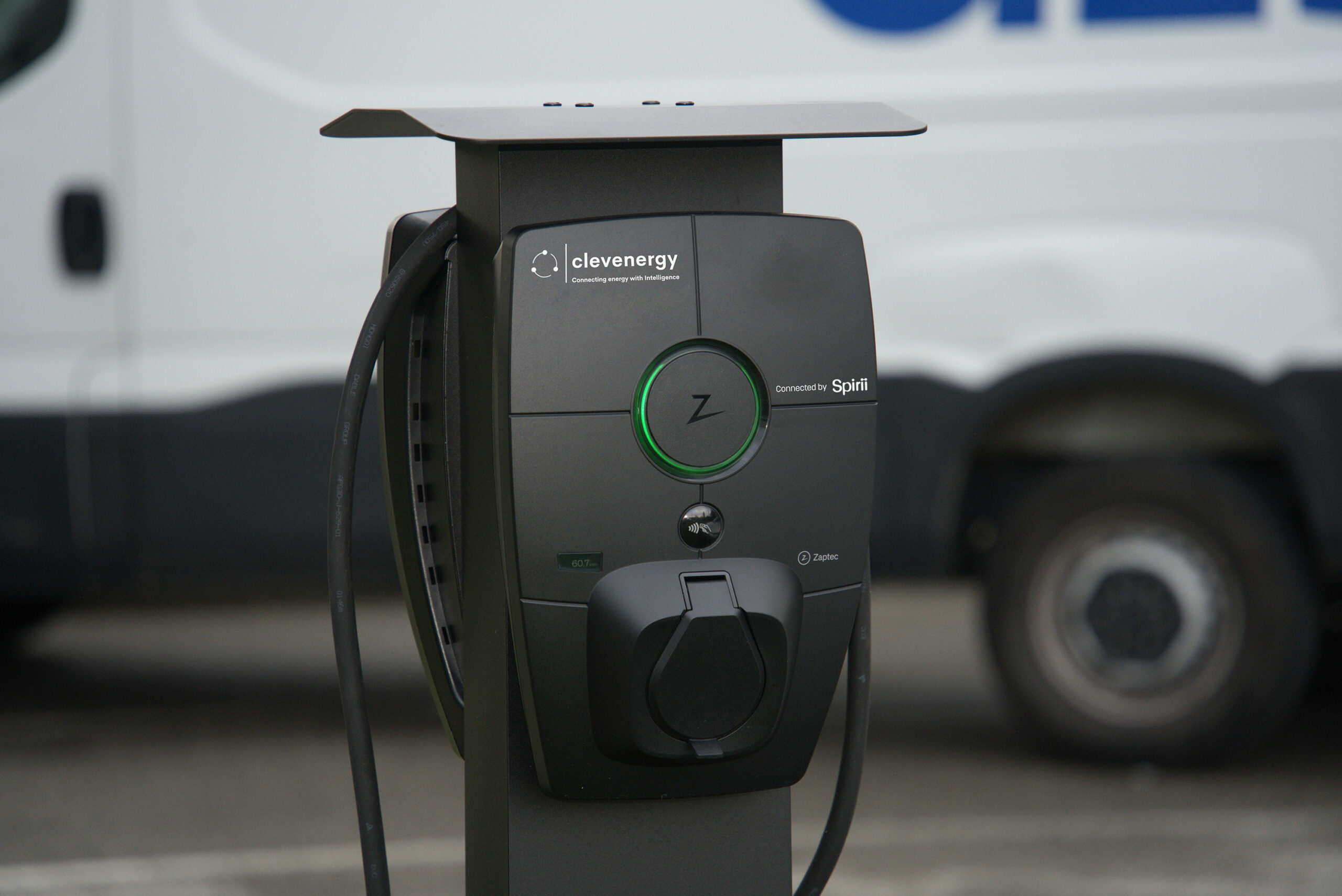 Colonnina di ricarica elettrica Clevenergy connessa alla piattaforma digitale Spirii.